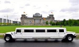 Hummer H1 Stretchlimo vor dem Berliner Reichstag